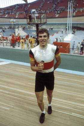 Gregor Braun (BR Deutschland) präsentiert seine Goldmedaille für die 4000m Einzelverfolgung Radsport OS Sommer Herren Olympische Sommerspiele 1976, Rad, Bahn, Bahnradsport, Halle, Indoor, Bahnrad Einzelbild Montreal Freude, Radsport OS Sommer Herren Olympische Sommerspiele 1976, Rad, Bahn, Bahnradsport, Halle, Indoor, Bahnrad Einzelbild Montreal Freude,