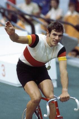 Gregor Braun (BR Deutschland) mit Goldmedaille für die 4000m Einzelverfolgung auf seiner Ehrenrunde Radsport OS Sommer Herren Olympische Sommerspiele 1976, Rad, Bahn, Bahnradsport, Halle, Indoor, Bahnrad Einzelbild Montreal Freude, Radsport OS Sommer Herren Olympische Sommerspiele 1976, Rad, Bahn, Bahnradsport, Halle, Indoor, Bahnrad Einzelbild Montreal Freude,