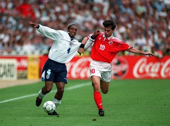 Paul Ince (England, li.) gegen Ciriaco Sforza (Schweiz) -  Fußball Länderspiel Herren EM 1996 Nationalmannschaft, Nationaltrikot, Gruppe A, England - Schweiz 1:1 Gruppe London Dynamik, Kampf, Fußball Länderspiel Herren EM 1996 Nationalmannschaft, Nationaltrikot, Gruppe A, England - Schweiz 1:1 Gruppe London Dynamik, Kampf,