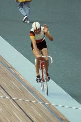 Gregor Braun (BR Deutschland) gut gelaunt auf der Bahn - er hat sich soeben den Olympiasieg gesichert Radsport OS Sommer Herren Olympische Sommerspiele 1976, Rad, Bahn, Bahnradsport, Halle, Indoor, Bahnrad Einzelbild Montreal Freude, Radsport OS Sommer Herren Olympische Sommerspiele 1976, Rad, Bahn, Bahnradsport, Halle, Indoor, Bahnrad Einzelbild Montreal Freude,