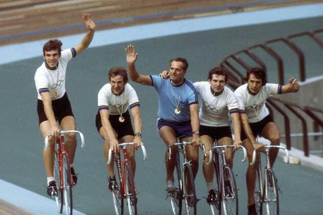 Olympiasieger BR Deutschland Bahnrad Vierer mit Peter Vonhof, Hans Lutz, Günter Schumacher und Gregor Braun auf der Ehrenrunde mit Trainer Gustav Kilian und den Medaillen Radsport OS Sommer Herren Olympische Sommerspiele 1976, Rad, Bahn, Bahnradsport, Halle, Indoor, Bahnrad, 4er Gruppe Montreal Freude, Radsport OS Sommer Herren Olympische Sommerspiele 1976, Rad, Bahn, Bahnradsport, Halle, Indoor, Bahnrad, 4er Gruppe Montreal Freude,