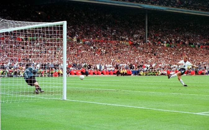 Stuart Pearce (England) trifft per Elfmeter gegen Torwart Andoni Zubizarreta (Spanien) - Fußball Länderspiel Herren EM 1996 Nationalmannschaft, Nationaltrikot, Viertelfinale, England - Spanien 4:2 n.E. Totale Wembley, Wembleystadion London Dynamik, Fußball Länderspiel Herren EM 1996 Nationalmannschaft, Nationaltrikot, Viertelfinale, England - Spanien 4:2 n.E. Totale Wembley, Wembleystadion London Dynamik,