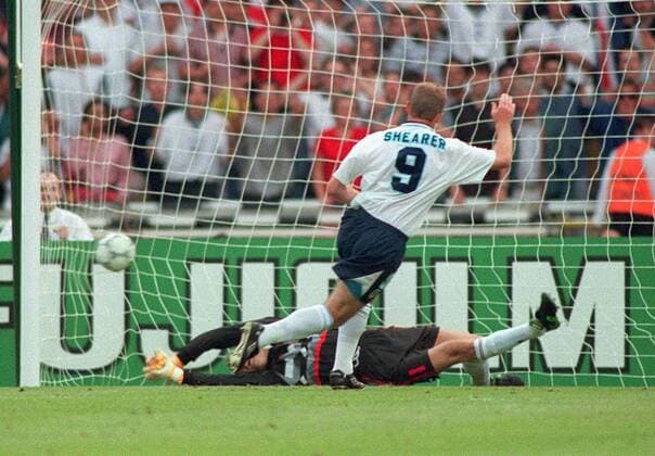 Alan Shearer (England) läßt Torwart Edwin van der Sar (Niederlande) keine Chance und trifft per Elfmeter zum 1:0 - Fußball Länderspiel Herren EM 1996, Nationalmannschaft, Nationaltrikot, Gruppe A, England - Holland 4:1 Gruppe London Dynamik, Fußball Länderspiel Herren EM 1996, Nationalmannschaft, Nationaltrikot, Gruppe A, England - Holland 4:1 Gruppe London Dynamik,