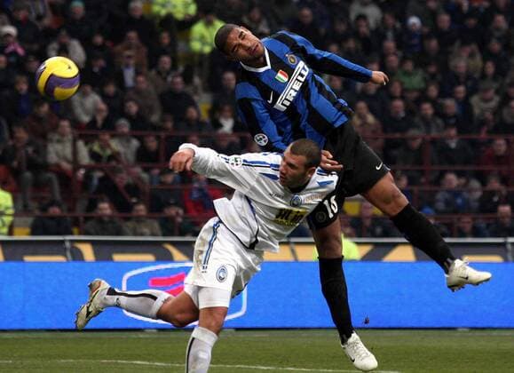 Adriano (Inter, re.) gegen Simone Loria (Bergamo) -  Fußball Herren Serie A 2006 2007, 1. Italienische Liga, FC Internazionale Mailand - Atalanta Bergamo Gruppe Mailand Dynamik, Fußball Herren Serie A 2006 2007, 1. Italienische Liga, FC Internazionale Mailand - Atalanta Bergamo Gruppe Mailand Dynamik,