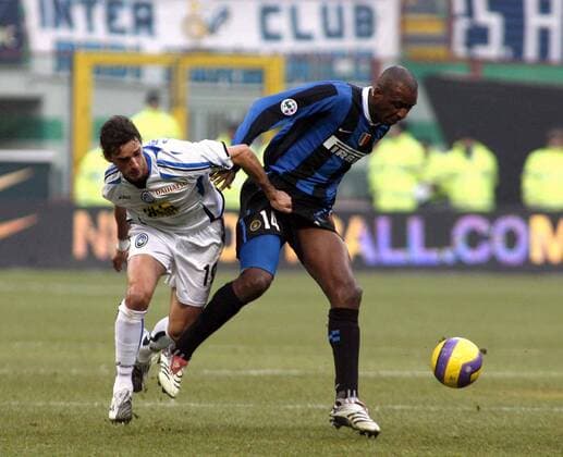 Patrick Vieira (Inter, re.) gegen Luca Ariatti (Bergamo) -  Fußball Herren Serie A 2006 2007, 1. Italienische Liga, FC Internazionale Mailand - Atalanta Bergamo Gruppe Mailand Dynamik, Fußball Herren Serie A 2006 2007, 1. Italienische Liga, FC Internazionale Mailand - Atalanta Bergamo Gruppe Mailand Dynamik,