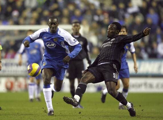 Emile Heskey (Wigan, li.) gegen Mickael Essien (Chelsea) - EDITORIAL USE ONLY. No use with unauthorised audio, video, data, fixture lists, club league logos or live services. Online in-match use limited to 120 images, no video emulation. No use in betting, games or single club league player publications. Fußball Herren English Premier League 2006 2007, 1. Englische Liga, Wigan Athletic - Chelsea FC London 2:3 Gruppe Wigan Dynamik, Fußball Herren English Premier League 2006 2007, 1. Englische Liga, Wigan Athletic - Chelsea FC London 2:3 Gruppe Wigan Dynamik,