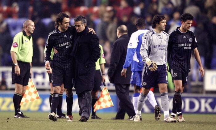 Zufriedener Abgang Chelsea, v.li.: Ricardo Carvalho, Trainer Jose Mourinho, Torwart Henrique Hilario und Michael Ballack - EDITORIAL USE ONLY. No use with unauthorised audio, video, data, fixture lists, club league logos or live services. Online in-match use limited to 120 images, no video emulation. No use in betting, games or single club league player publications. Fußball Herren English Premier League 2006 2007, 1. Englische Liga, Wigan Athletic - Chelsea FC London 2:3 Gruppe Wigan Harmonie, Freude Fußball Herren English Premier League 2006 2007, 1. Englische Liga, Wigan Athletic - Chelsea FC London 2:3 Gruppe Wigan Harmonie, Freude