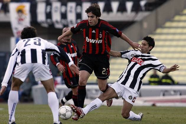 Kaka (Milan, Mitte) gegen Giampiero Pinzi (Udine, re.) - Fußball Herren Serie A 2006 2007, 1. Italienische Liga, Udinese Calcio - AC Mailand 0:3, Gruppe Udine Dynamik, Kampf, Fußball Herren Serie A 2006 2007, 1. Italienische Liga, Udinese Calcio - AC Mailand 0:3, Gruppe Udine Dynamik, Kampf,