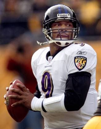 Steve McNair (Baltimore Ravens) am Ball -  (pit2006122405) American Football Herren NFL 2006 2007 Einzelbild Pittsburgh American Football Herren NFL 2006 2007 Einzelbild Pittsburgh