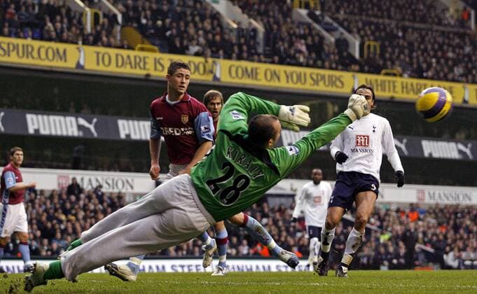 Torwart Gabor Kiraly (Aston Villa) streckt sich nach dem Ball - EDITORIAL USE ONLY. No use with unauthorised audio, video, data, fixture lists, club league logos or live services. Online in-match use limited to 120 images, no video emulation. No use in betting, games or single club league player publications. Fußball Herren English Premier League 2006 2007, 1. Englische Liga, Tottenham Hotspurs - Aston Villa 2:1, Spurs Einzelbild London Dynamik, Fußball Herren English Premier League 2006 2007, 1. Englische Liga, Tottenham Hotspurs - Aston Villa 2:1, Spurs Einzelbild London Dynamik,