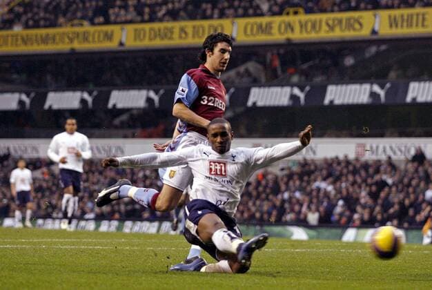 Jermain Defoe (Tottenham Hotspur, vorn) erzielt das 1:0 - EDITORIAL USE ONLY. No use with unauthorised audio, video, data, fixture lists, club league logos or live services. Online in-match use limited to 120 images, no video emulation. No use in betting, games or single club league player publications. Fußball Herren English Premier League 2006 2007, 1. Englische Liga, Tottenham Hotspurs - Aston Villa 2:1, Spurs Gruppe London Fußball Herren English Premier League 2006 2007, 1. Englische Liga, Tottenham Hotspurs - Aston Villa 2:1, Spurs Gruppe London