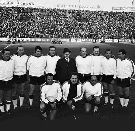 Weltmeisterteam von 1954 bei Horst Eckels Abschiedsspiel - hi.v.li.: Fritz Walter, Horst Eckel, Helmut Rahn, Ottmar Walter, Sepp Herberger, Werner Liebrich, Jupp Posipal, Max Morlock, Hans Schäfer; vorn: Karl Mai, Anton Turek, Werner Kohlmeyer Fußball Herren Nationalteam 1969, Benefiz, Benefizspiel, Horst Eckels Abschiedsspiel, BRD, Vneg, Vsw Totale Braunschweig Fußball Herren Nationalteam 1969, Benefiz, Benefizspiel, Horst Eckels Abschiedsspiel, BRD, Vneg, Vsw Totale Braunschweig