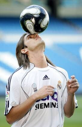 Neuzugang Fernando Gago (Real Madrid) zeigt während der Präsentation sein Können am Ball -  (pan17965) Fußball Herren Primera Division 2006 2007, 1. Spanische Liga, Real Madrid CF; Vdig Einzelbild Madrid Fußball Herren Primera Division 2006 2007, 1. Spanische Liga, Real Madrid CF; Vdig Einzelbild Madrid  