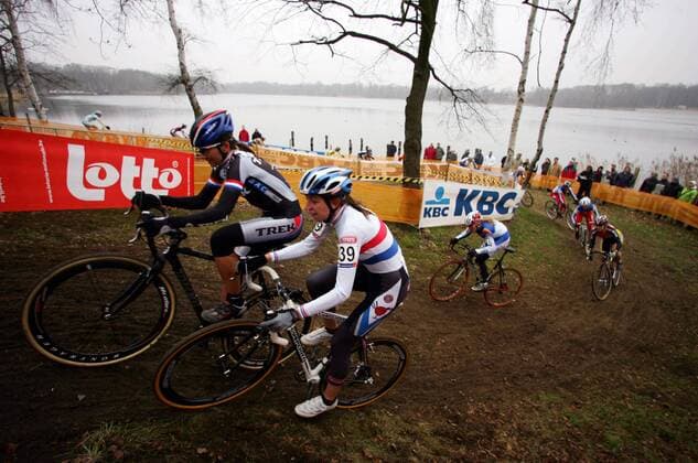 Teilnehmerinnen des Cyclocross Weltcups 2006 2007 in Hofstade an einem Anstieg - (pan17975) Radsport Damen Weltcup 2006 2007, Welt Cup, Worldcup, World, WC, Crossrennen, Querfeldein, Querfeldeinfahren Gruppe Hofstade Radsport Damen Weltcup 2006 2007, Welt Cup, Worldcup, World, WC, Crossrennen, Querfeldein, Querfeldeinfahren Gruppe Hofstade