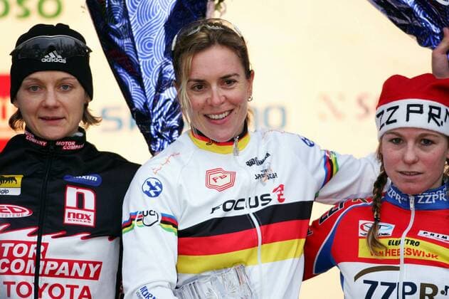 Siegerehrung beim Cyclocross Weltcup 2006 2007, v.li.: Zweitplatzierte Birgit Hollmann, Siegerin Hanka Kupfernagel (beide Deutschland) und Drittplatzierte Daphny van den Brand (Niederlande) - (pan17975) Radsport Damen Weltcup 2006 2007, Welt Cup, Worldcup, World, WC, Crossrennen, Querfeldein, Querfeldeinfahren Gruppe Hofstade Radsport Damen Weltcup 2006 2007, Welt Cup, Worldcup, World, WC, Crossrennen, Querfeldein, Querfeldeinfahren Gruppe Hofstade