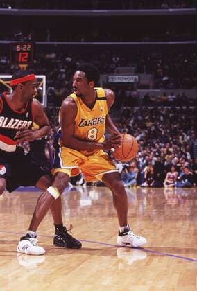 Kobe Bryant (Los Angeles Lakers, re.) im Zweikampf - (Icon01001) Basketball Herren NBA 1999 2000, LA Lakers - Portland Trail Blazers Gruppe Los Angeles, L A, LA Basketball Herren NBA 1999 2000, LA Lakers - Portland Trail Blazers Gruppe Los Angeles, L A, LA EDITORIAL USE ONLY