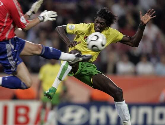 Emmanuel Adebayor (Togo) riskiert viel um den Ball zu erreichen Fußball WM Herren WM 2006, Länderspiel, Nationalteam, Nationaltrikot, Gruppe G, Togo - Frankreich 0:2 Gruppe Köln Dynamik, Kampf, Fußball WM Herren WM 2006, Länderspiel, Nationalteam, Nationaltrikot, Gruppe G, Togo - Frankreich 0:2 Gruppe Köln Dynamik, Kampf,