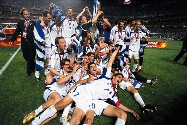 Fußball, EM Finale 2004 in Lissabon, Portugal - Griechenland 0:1 Griechenland ist Europameister 2004 - Theodoros Zagorakis (vorn re.), Angelos Charisteas (vorn Mitte) und Nationaltrainer Otto Rehhagel (hi. 5.v.li.) feiern mit der Mannschaft -  Fußball EM Herren Euro 2004, Länderspiel, Nationalteam, Finale, Endspiel, Nationaltrikot Totale o0 Pokal Trophäe Lissabon Freude, Begeisterung, Fußball EM Herren Euro 2004, Länderspiel, Nationalteam, Finale, Endspiel, Nationaltrikot Totale o0 Pokal Trophäe Lissabon Freude, Begeisterung,