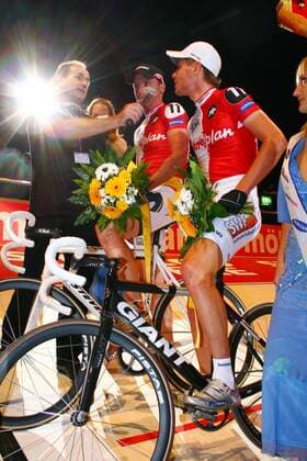 Leif Lampater (re.) und Guido Fulst (beide Deutschland) stehen nach ihrem Sieg beim Americaine über 250 Runden Rede und Antwort Radsport Herren Zürcher Sechstagerennen 2006, 6 Tage Rennen, Sechs, sixdays, six days, Sechstage, Bahn Halle, Indoor Gruppe Zürich Radsport Herren Zürcher Sechstagerennen 2006, 6 Tage Rennen, Sechs, sixdays, six days, Sechstage, Bahn Halle, Indoor Gruppe Zürich