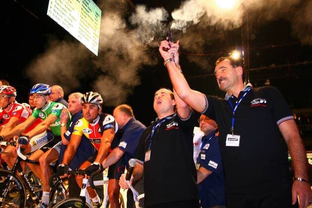 Ex Radprofi Urs Freuler (Schweiz, re.) gibt den Startschuß zu den Zürcher Sixdays 2006 2007 Radsport Herren Zürcher Sechstagerennen 2006, 6 Tage Rennen, Sechs, sixdays, six days, Sechstage, Bahn Halle, Indoor Totale Zürich Radsport Herren Zürcher Sechstagerennen 2006, 6 Tage Rennen, Sechs, sixdays, six days, Sechstage, Bahn Halle, Indoor Totale Zürich