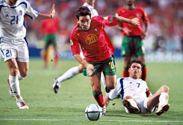Fußball, EM Finale 2004 in Lissabon, Portugal - Griechenland 0:1 Deco (Portugal) setzt sich im Duell durch - Fußball EM Herren Euro 2004, Länderspiel, Nationalteam, Finale, Endspiel, Nationaltrikot, Portugal - Griechenland 0:1 Gruppe Lissabon Dynamik, Fußball EM Herren Euro 2004, Länderspiel, Nationalteam, Finale, Endspiel, Nationaltrikot, Portugal - Griechenland 0:1 Gruppe Lissabon Dynamik,