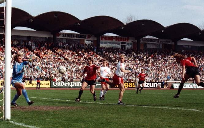 Peter Hobday (Hannover, re.) trifft per Kopfball zum 1:1, Torwart Jean Marie Pfaff (Bayern) ist machtlos, außerdem schauen Gregor Grillemeier (Hannover, 2.v.li.), Hans Dorfner (Mitte) und Norbert Nachtweih (beide Bayern) zu Fußball 1. BL Herren Saison 1987 1988, Hannover 96 - FC Bayern München 2:1 Totale Aufnahmedatum geschätzt Hannover, Niedersachsenstadion, Niedersachsen Dynamik, Fußball 1. BL Herren Saison 1987 1988, Hannover 96 - FC Bayern München 2:1 Totale Aufnahmedatum geschätzt Hannover, Niedersachsenstadion, Niedersachsen Dynamik,