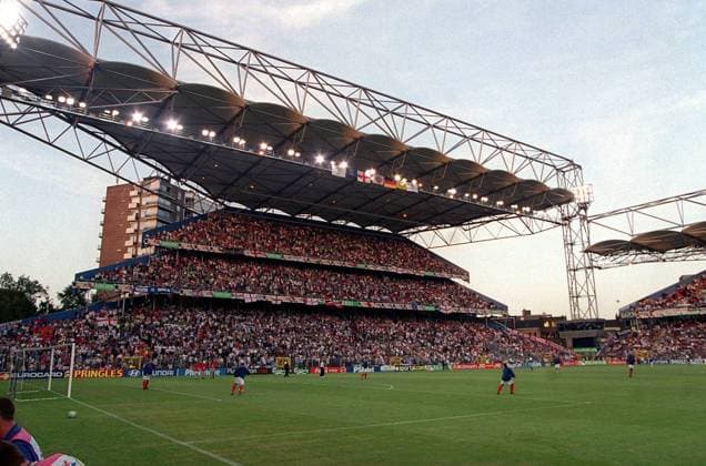 Ausverkaufte Ränge im Stade Communal du Pays von Charleroi -  Fußball Länderspiel Herren EM 2000, Nationalmannschaft, Gruppe A Totale Stade Communal du Pays Charleroi o0 Architektur, Stadionarchitektur Masse Fußball Länderspiel Herren EM 2000, Nationalmannschaft, Gruppe A Totale Stade Communal du Pays Charleroi o0 Architektur, Stadionarchitektur Masse