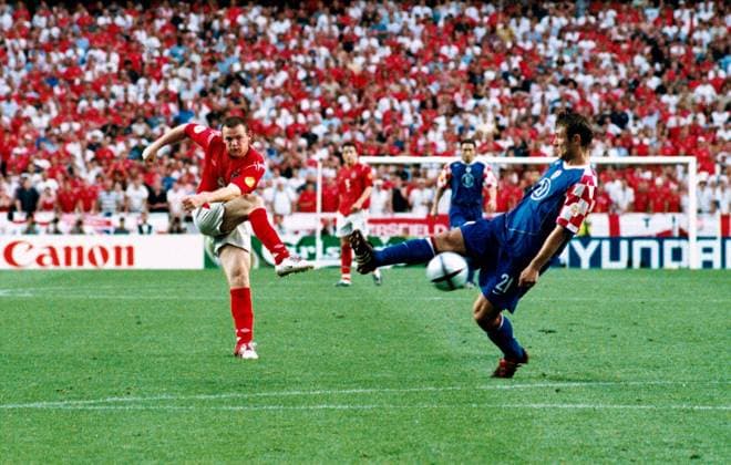 Wayne Rooney (England, li.) zieht gegen Robert Kovac (Kroatien) ab -  Fußball EM Herren Euro 2004, Länderspiel, Nationalteam, Gruppe B, Nationaltrikot, Kroatien - England 2:4 Gruppe Lissabon Dynamik, Fußball EM Herren Euro 2004, Länderspiel, Nationalteam, Gruppe B, Nationaltrikot, Kroatien - England 2:4 Gruppe Lissabon Dynamik,