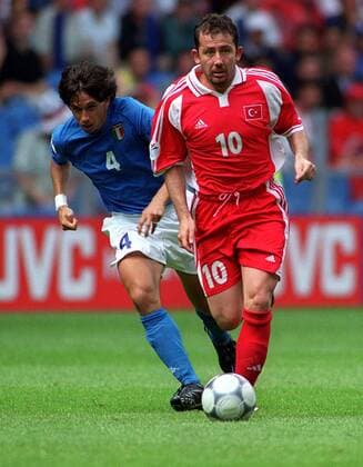 Sergen Yalcin (Türkei, re.) am Ball, daneben Demetrio Albertini (Italien) - Fußball Länderspiel Herren EM 2000, Nationalmannschaft, Nationaltrikot, Gruppe B, Türkei - Italien 1:2 Gruppe Arnheim Dynamik, Fußball Länderspiel Herren EM 2000, Nationalmannschaft, Nationaltrikot, Gruppe B, Türkei - Italien 1:2 Gruppe Arnheim Dynamik,
