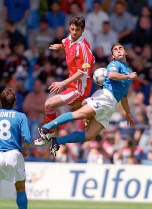 Hakan Sükür (Türkei, Mitte) gegen Fabio Cannavaro (re.), daneben schaut Antonio Conte (beide Italien) zu - Fußball Länderspiel Herren EM 2000, Nationalmannschaft, Nationaltrikot, Gruppe B, Türkei - Italien 1:2 Gruppe Arnheim Dynamik, Höhe, Kampf, Fußball Länderspiel Herren EM 2000, Nationalmannschaft, Nationaltrikot, Gruppe B, Türkei - Italien 1:2 Gruppe Arnheim Dynamik, Höhe, Kampf,
