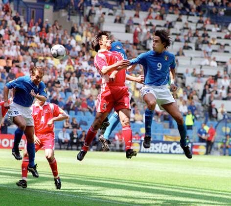 Filippo Inzaghi (Italien, re.) gegen Ogün Temizkanoglu (Türkei, Mitte), daneben Antonio Conte (beide Italien) - Fußball Länderspiel Herren EM 2000, Nationalmannschaft, Nationaltrikot, Gruppe B, Türkei - Italien 1:2 Gruppe Arnheim Dynamik, Höhe, Fußball Länderspiel Herren EM 2000, Nationalmannschaft, Nationaltrikot, Gruppe B, Türkei - Italien 1:2 Gruppe Arnheim Dynamik, Höhe,