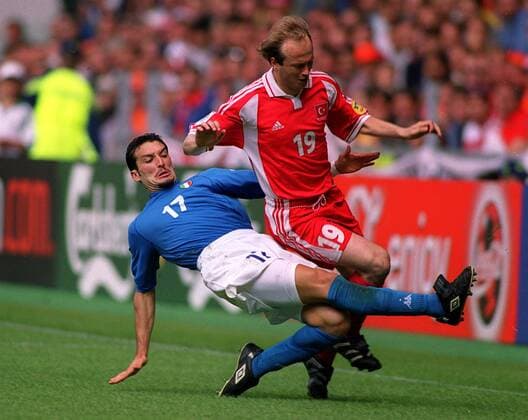 Abdullah Ercan (Türkei, re.) gegen Gianluca Zambrotta (Italien) - Fußball Länderspiel Herren EM 2000, Nationalmannschaft, Nationaltrikot, Gruppe B, Türkei - Italien 1:2 Gruppe Arnheim Dynamik, Kampf, Fußball Länderspiel Herren EM 2000, Nationalmannschaft, Nationaltrikot, Gruppe B, Türkei - Italien 1:2 Gruppe Arnheim Dynamik, Kampf,