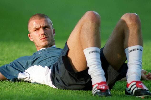 David Beckham (England) liegt auf dem Rasen -  Fußball Länderspiel Herren EM 2000, Nationalmannschaft, Gruppe A Einzelbild Eindhoven Fußball Länderspiel Herren EM 2000, Nationalmannschaft, Gruppe A Einzelbild Eindhoven