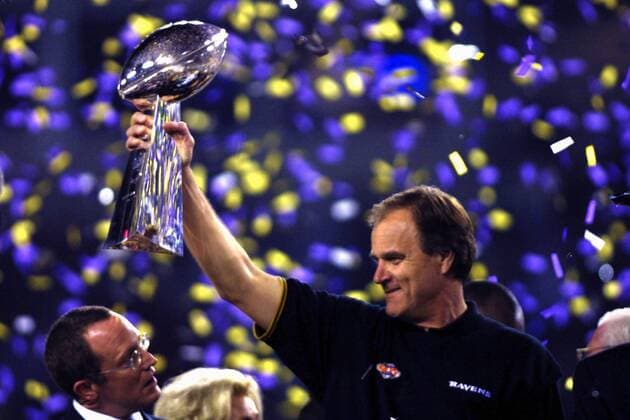 Headcoach Brian Billick (re.) und Präsident David Modell (beide Baltimore Ravens) präsentieren die Vince Lombardi Trophy -  (poy2001120504) American Football Herren NFL 2000 2001, Super Bowl, Superbowl, Superbowlsieg, Superbowlsieger, Meister, Meisterschaft Gruppe amerikanische, amerikanischer Tampa American Football Herren NFL 2000 2001, Super Bowl, Superbowl, Superbowlsieg, Superbowlsieger, Meister, Meisterschaft Gruppe amerikanische, amerikanischer Tampa