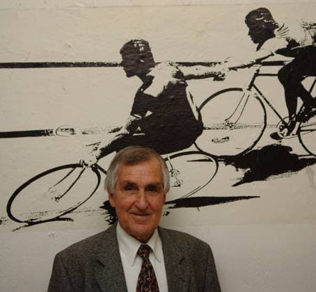 Ex Radrennfahrer Hennes Junkermann (Deutschland) vor einem Schwarz Weiß Foto mit zwei Bahnradfahrern Radsport Herren 70. Großer Weihnachtspreis 2006, Omnium der Asse Einzelbild Dortmund Radsport Herren 70. Großer Weihnachtspreis 2006, Omnium der Asse Einzelbild Dortmund