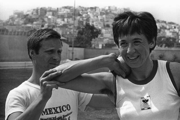 Liese Prokop mit ihrem Ehemann und Trainer Gunnar Prokop (beide Österreich) Leichtathletik EM Damen Europameisterschaft 1969, Fünfkampf, Mehrkampf, Training Gruppe Aufnahmedatum geschätzt Athen Leichtathletik EM Damen Europameisterschaft 1969, Fünfkampf, Mehrkampf, Training Gruppe Aufnahmedatum geschätzt Athen
