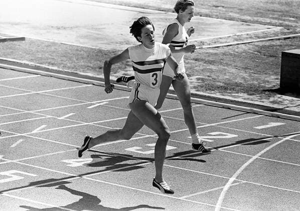Liese Prokop (Österreich, li.) Leichtathletik EM Damen Europameisterschaft 1969, Fünfkampf, Mehrkampf Gruppe Aufnahmedatum geschätzt Athen Dynamik, Leichtathletik EM Damen Europameisterschaft 1969, Fünfkampf, Mehrkampf Gruppe Aufnahmedatum geschätzt Athen Dynamik,