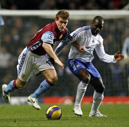 Steven Davis (Aston Villa, li.) gegen Claude Makelele (Chelsea) - EDITORIAL USE ONLY. No use with unauthorised audio, video, data, fixture lists, club league logos or live services. Online in-match use limited to 120 images, no video emulation. No use in betting, games or single club league player publications. Fußball Herren English Premier League 2006 2007, 1. Englische Liga, Aston Villa - Chelsea FC London 0:0 Gruppe Birmingham Dynamik, Fußball Herren English Premier League 2006 2007, 1. Englische Liga, Aston Villa - Chelsea FC London 0:0 Gruppe Birmingham Dynamik,