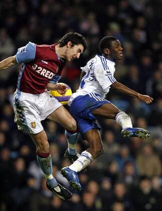 Shaun Wright Phillips (Chelsea, re.) gegen Liam Ridgewell (Aston Villa) - EDITORIAL USE ONLY. No use with unauthorised audio, video, data, fixture lists, club league logos or live services. Online in-match use limited to 120 images, no video emulation. No use in betting, games or single club league player publications. Fußball Herren English Premier League 2006 2007, 1. Englische Liga, Aston Villa - Chelsea FC London 0:0 Gruppe Birmingham Dynamik, Fußball Herren English Premier League 2006 2007, 1. Englische Liga, Aston Villa - Chelsea FC London 0:0 Gruppe Birmingham Dynamik,
