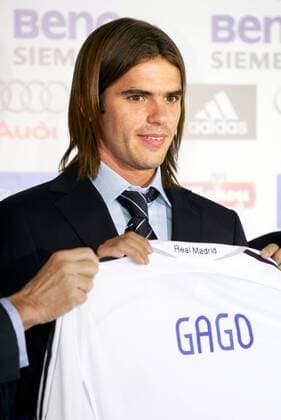 Neuzugang Fernando Gago (Real Madrid) präsentiert sein neues Trikot -  Fußball Herren Primera Division 2006 2007, 1. Spanische Liga, Real Madrid CF, Einzelbild Madrid Fußball Herren Primera Division 2006 2007, 1. Spanische Liga, Real Madrid CF, Einzelbild Madrid