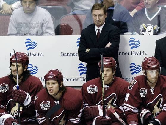 Trainer Wayne Gretzky (Phoenix Coyotes) hinter seinen Reservespielern Eishockey Herren NHL 2006 2007 Gruppe Phoenix Eishockey Herren NHL 2006 2007 Gruppe Phoenix