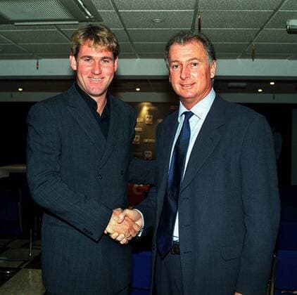 Fußball, Trainerhistorie Crystal Palace von 1905 bis heute Chairman und Eigentümer Simon Jordan (li.) stellt den neuen Trainer Trevor Francis (beide Crystal Palace) vor -  Fußball Herren English Football League First Division 2001 2002, One, 2. Englische Liga, Crystal Palace FC Gruppe London Harmonie, Fußball Herren English Football League First Division 2001 2002, One, 2. Englische Liga, Crystal Palace FC Gruppe London Harmonie,