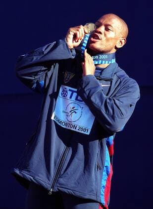 Weltmeister Maurice Greene (USA) küsst seine Goldmedaille während der Siegerehrung - (WTFC2001080519) Leichtathletik WM Herren Weltmeisterschaft 2001, 100m, 100 m, Meter, Sprint, Kurzstrecke Einzelbild Edmonton Freude, Leichtathletik WM Herren Weltmeisterschaft 2001, 100m, 100 m, Meter, Sprint, Kurzstrecke Einzelbild Edmonton Freude,