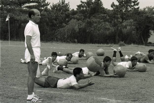 FIFA Trainer Ausbilder Dettmar Cramer (Deutschland, li.) beobachtet das Training mit Medizinbällen des japanischen Nationalteams -  (aflo348) Fußball Herren Saison 1969, Training, Japan, Nationalteam Gruppe Kemigawa, Chiba Fußball Herren Saison 1969, Training, Japan, Nationalteam Gruppe Kemigawa, Chiba