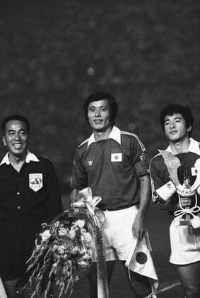 Kunishige Kamamoto (Japan, Mitte) während Peles Abschiedsspiels 1977 in Tokyo -  (aflo348) Fußball Herren Peles Abschiedsspiel 1977, Abschied, Verabschiedung, verabschieden Gruppe Tokyo Fußball Herren Peles Abschiedsspiel 1977, Abschied, Verabschiedung, verabschieden Gruppe Tokyo