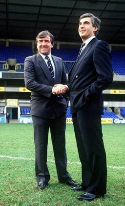 Terry Venables (li.) wird von Chairman Irving Scholar (beide Tottenham Hotspur) als neuer Trainer vorgestellt -  Fußball Herren English Football League First Division 1987 1988, One, 1. Englische Liga, Tottenham Hotspurs, Spurs Gruppe White Hart Lane London Fußball Herren English Football League First Division 1987 1988, One, 1. Englische Liga, Tottenham Hotspurs, Spurs Gruppe White Hart Lane London
