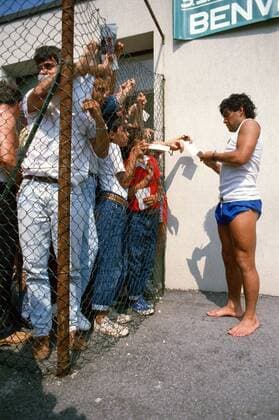 Diego Armando Maradona (Neapel) gibt den Fans Autogramme durch einen Zaun hindurch -  (aflo391) Fußball Herren Serie A 1988 1989, 1. Italienische Liga, SSC Neapel Gruppe Aufnahmedatum geschätzt, Neapel Fußball Herren Serie A 1988 1989, 1. Italienische Liga, SSC Neapel Gruppe Aufnahmedatum geschätzt, Neapel