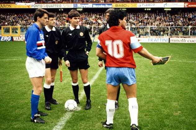 Diego Armando Maradona (Neapel, re.) bei der Begrüßung -  (aflo391) Fußball Herren Serie A 1990 1991, 1. Italienische Liga, Sampdoria Genua - SSC Neapel 4:1 Gruppe Fußball Herren Serie A 1990 1991, 1. Italienische Liga, Sampdoria Genua - SSC Neapel 4:1 Gruppe