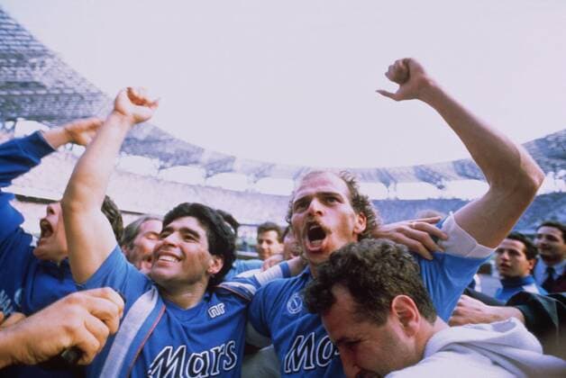 Diego Armando Maradona (li.) und Alemao (beide Neapel) feiern den Scudetto der Saison 1989 1990 - (aflo391) Fußball Herren Serie A 1989 1990, 1. Italienische Liga, SSC Neapel, Gruppe Aufnahmedatum geschätzt, Neapel Freude, Begeisterung, Fußball Herren Serie A 1989 1990, 1. Italienische Liga, SSC Neapel, Gruppe Aufnahmedatum geschätzt, Neapel Freude, Begeisterung,