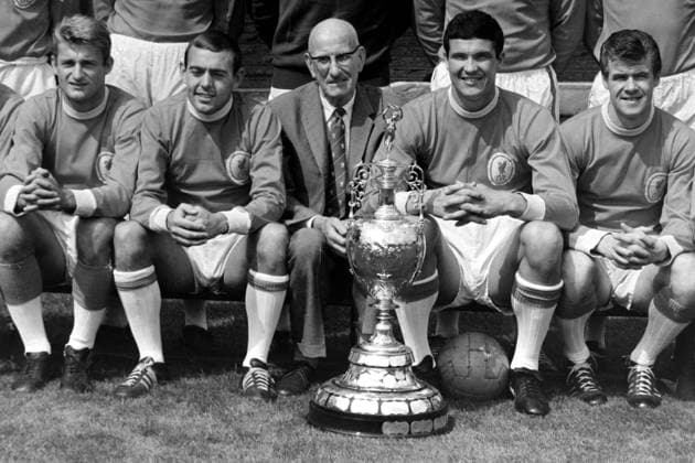 Mannschaftsbild Liverpool, v.li.: Roger Hunt, Ian St. John, Chairman T.V. Williams, Ron Yeates, Alfred Arrowsmith -  Fußball Herren English Football League First Division 1964 1965, One 1. Englische Liga, Liverpool FC Gruppe Liverpool Fußball Herren English Football League First Division 1964 1965, One 1. Englische Liga, Liverpool FC Gruppe Liverpool